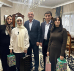 Счастливые лица детей: в Хасавюрте продолжается раздача новогодних подарков