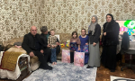 Счастливые лица детей: в Хасавюрте продолжается раздача новогодних подарков