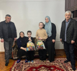 Счастливые лица детей: в Хасавюрте продолжается раздача новогодних подарков
