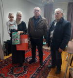 Счастливые лица детей: в Хасавюрте продолжается раздача новогодних подарков