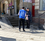 Волонтеры молодежного центра организовали акцию по раздаче информационных буклетов под названием «О мерах поддержки участников СВО и их семей»