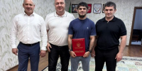 Глава Хасавюртовского района наградил Почетной Грамотой МО « Хасавюртовский район» известного борца греко-римского стиля Азамата Ахмедова - Газета Вести Хасавюртовского района