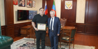 Народный поэт Дагестана Багаутдин Аджиев отметил Благодарностью Союза писателей РД Главу Хасавюртовского района Арсланбека Алибекова - Газета Вести Хасавюртовского района