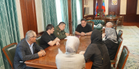 Глава Хасавюртовского района передал семьям, родным и близким погибших военнослужащих в ходе СВО государственные награды - Газета Вести Хасавюртовского района