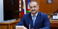 Поздравление Главы Республики Дагестан С.А. Меликова с Днём государственного флага Российской Федерации - Газета Вести Хасавюртовского района