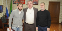В администрации Хасавюртовского района чествовали борца вольного стиля Башира Магомедова - Газета Вести Хасавюртовского района