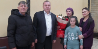 Власти Хасавюртовского района посещают  детей с вручением подарков в рамках Всероссийской акции «Ёлка желаний» - Администрация Хасавюртовского района
